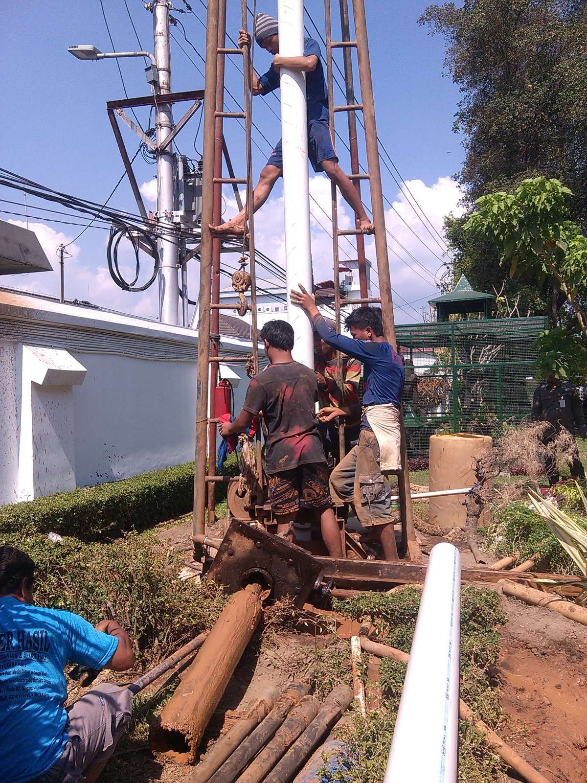 Pengeboran sumur oleh tim KENTDRILLING di Yogyakarta